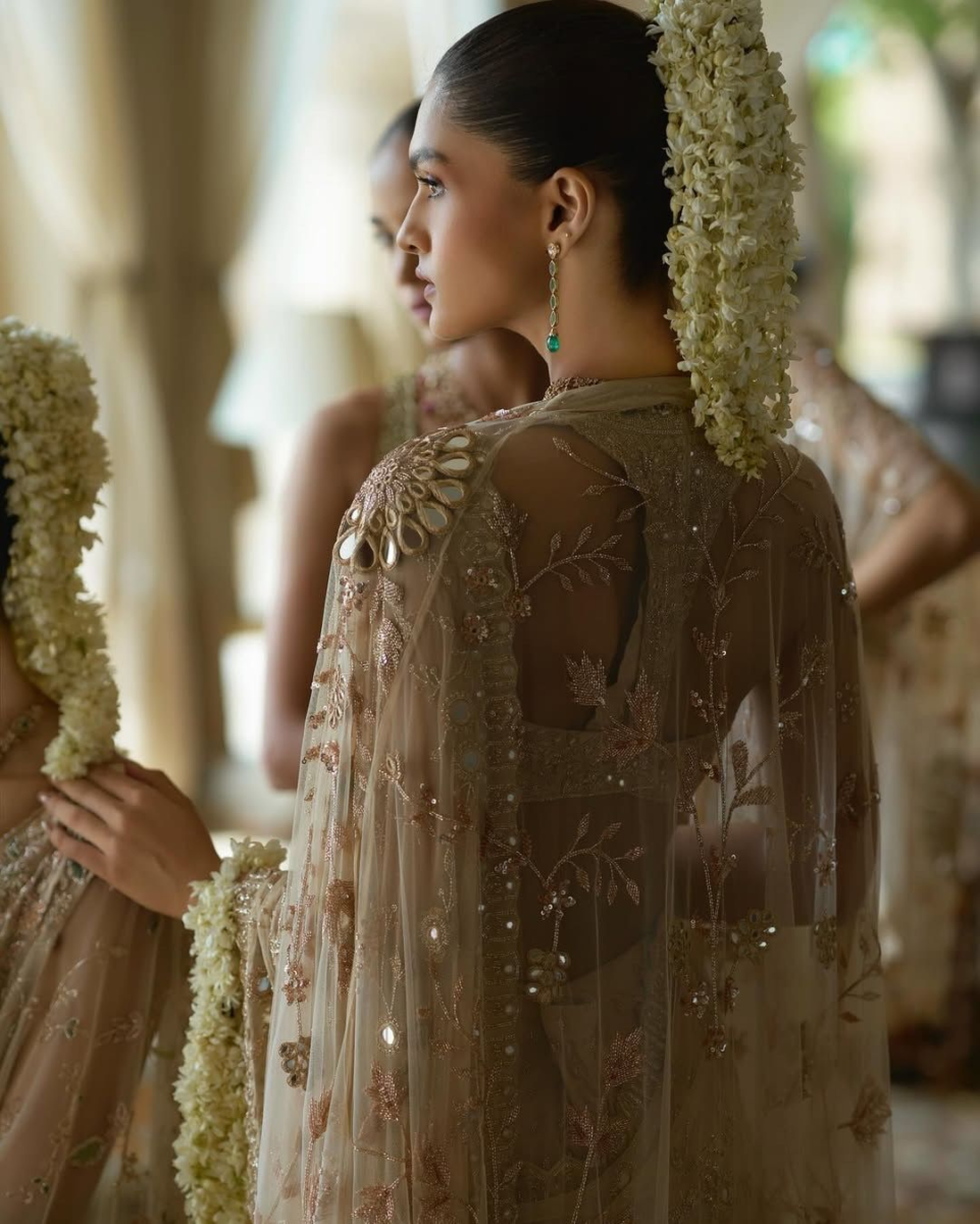 Floor-Length Gajras, Mogra Kaleeras & Floral Buns: The Bridal Hair Trends Dominating 2026 Weddings