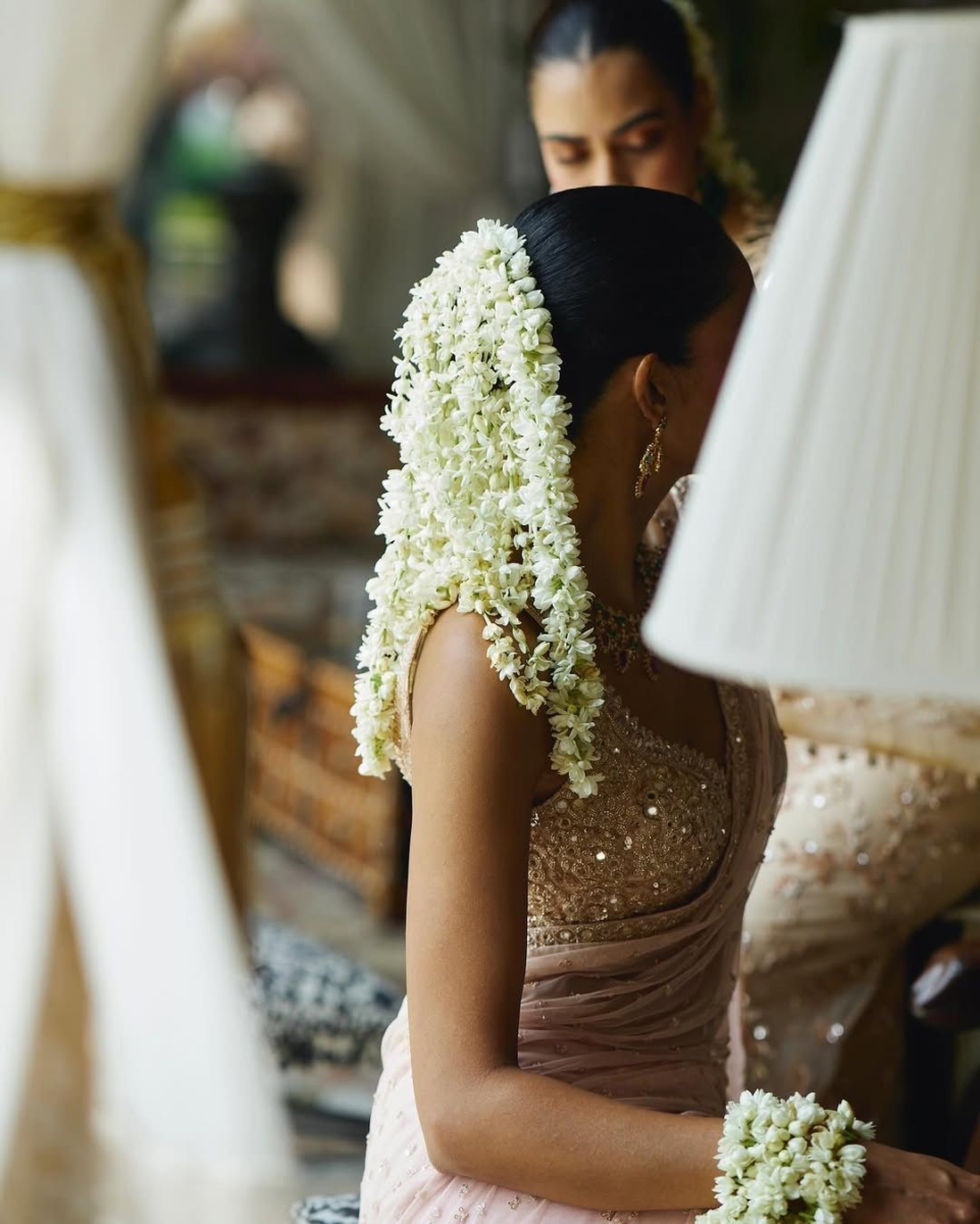 Floor-Length Gajras, Mogra Kaleeras & Floral Buns: The Bridal Hair Trends Dominating 2026 Weddings