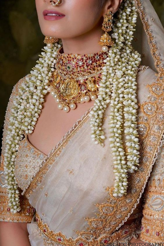 Floor-Length Gajras, Mogra Kaleeras & Floral Buns: The Bridal Hair Trends Dominating 2026 Weddings
